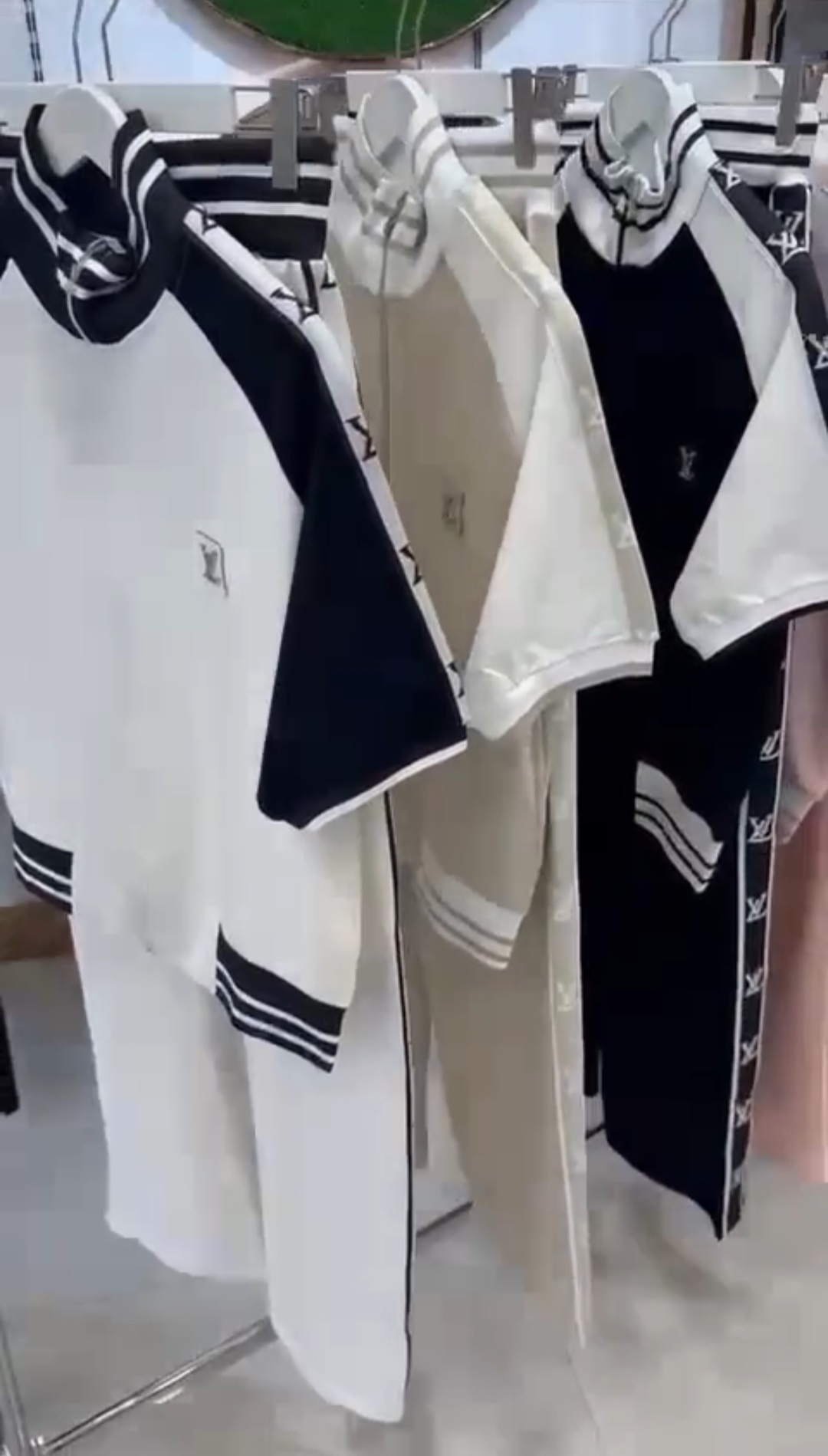 طقم رياضة لويس فتون 01 - متجر عالم آرڤا للملابس والهدايا طقم رياضة لويس فتون 01