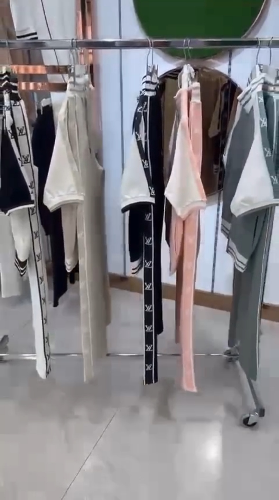 طقم رياضة لويس فتون 01 - متجر عالم آرڤا للملابس والهدايا طقم رياضة لويس فتون 01