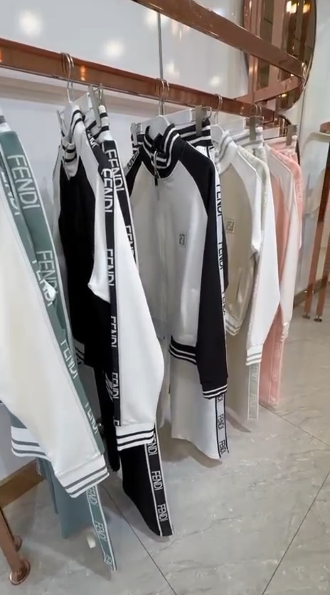 طقم رياضة فندي - متجر عالم آرڤا للملابس والهدايا طقم رياضة فندي