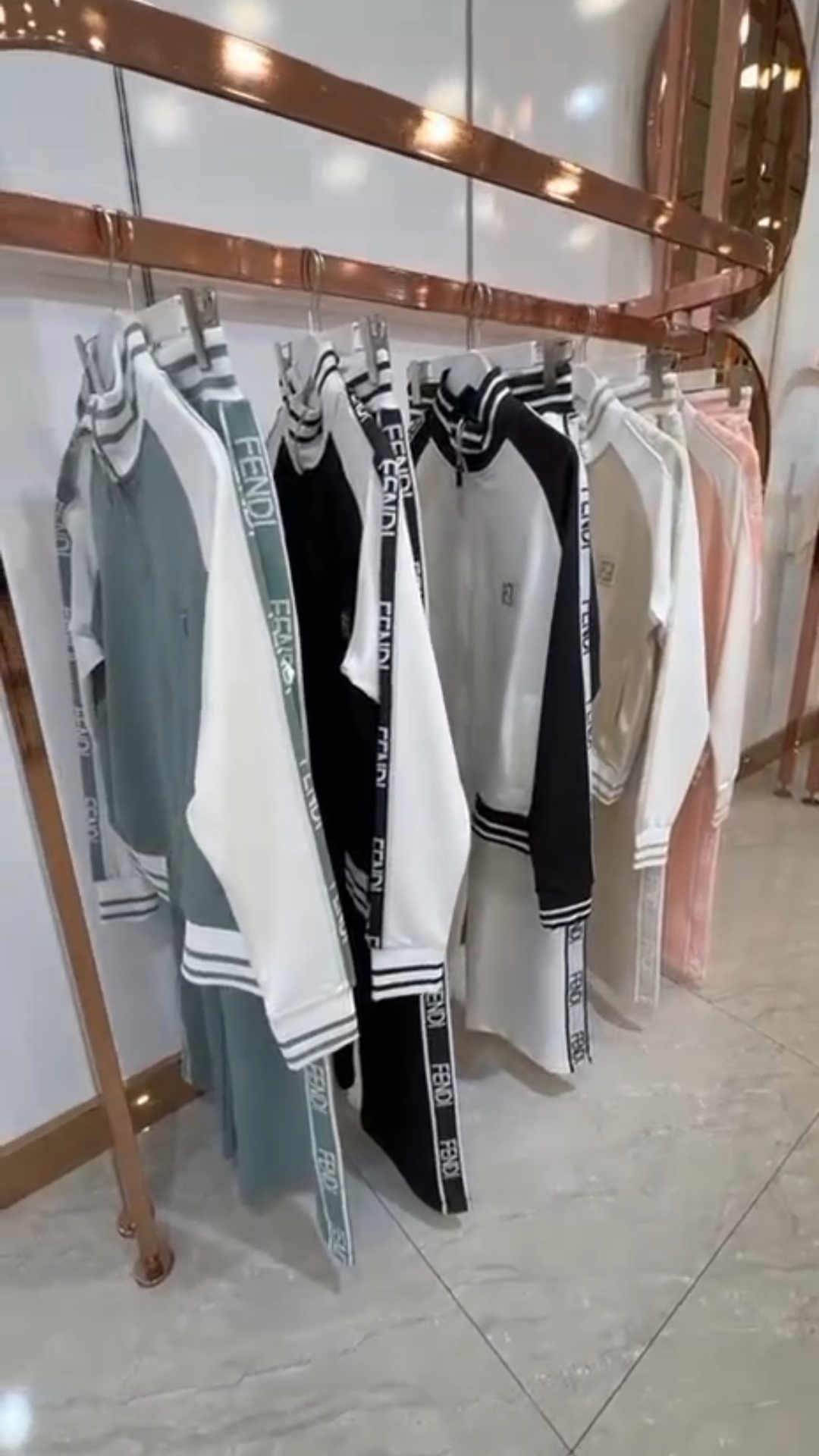 طقم رياضة فندي - متجر عالم آرڤا للملابس والهدايا طقم رياضة فندي