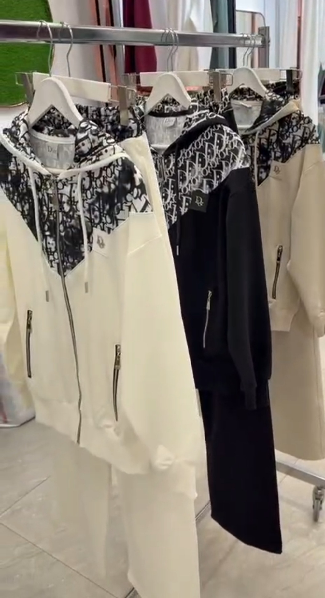 طقم رياضة ديور - متجر عالم آرڤا للملابس والهدايا طقم رياضة ديور