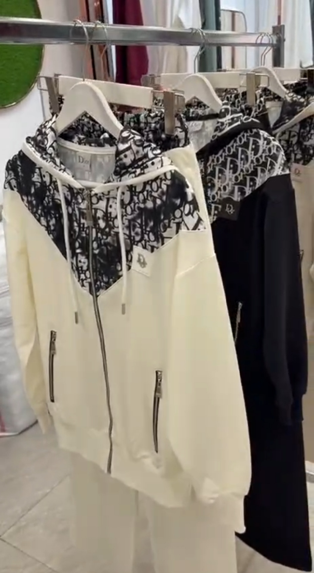 طقم رياضة ديور - متجر عالم آرڤا للملابس والهدايا طقم رياضة ديور