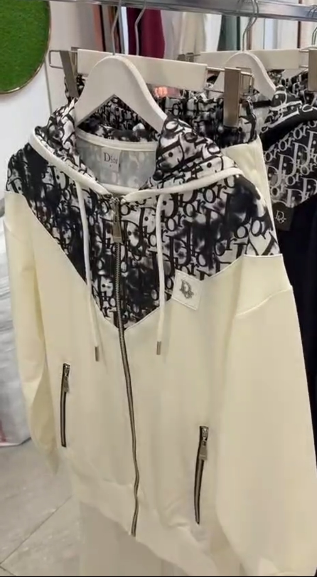 طقم رياضة ديور - متجر عالم آرڤا للملابس والهدايا طقم رياضة ديور