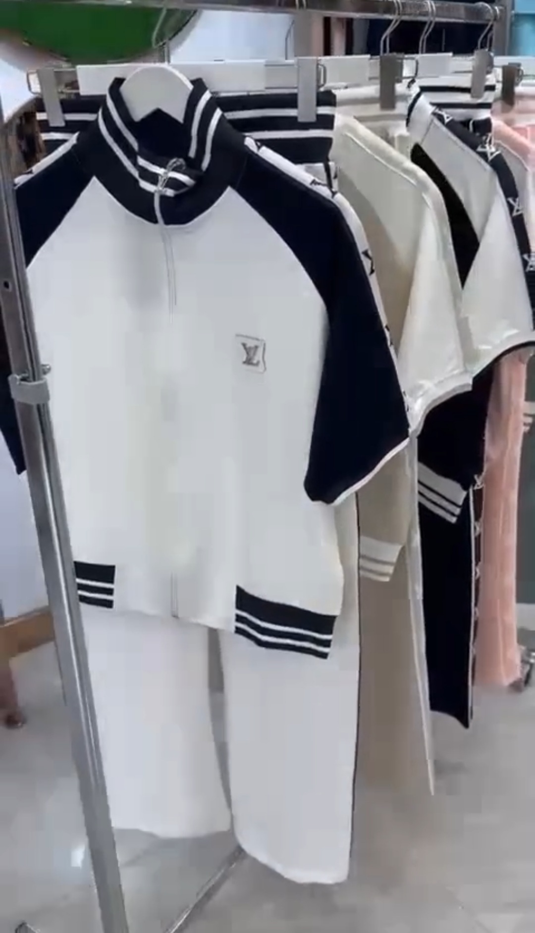 طقم رياضة لويس فتون 01 - متجر عالم آرڤا للملابس والهدايا طقم رياضة لويس فتون 01