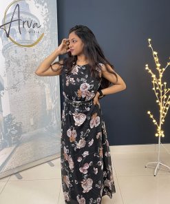 فستان شيفون مطبّع بالورود – تصميم أنيق ومريح