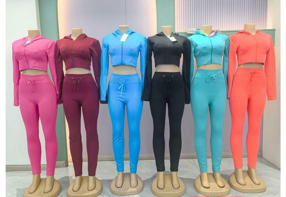 طقم رياضي متكامل بسوستة وكابيتشو - أناقة وراحة لا مثيل لهما - متجر عالم آرڤا للملابس والهدايا طقم رياضي متكامل بسوستة وكابيتشو - أناقة وراحة لا مثيل لهما