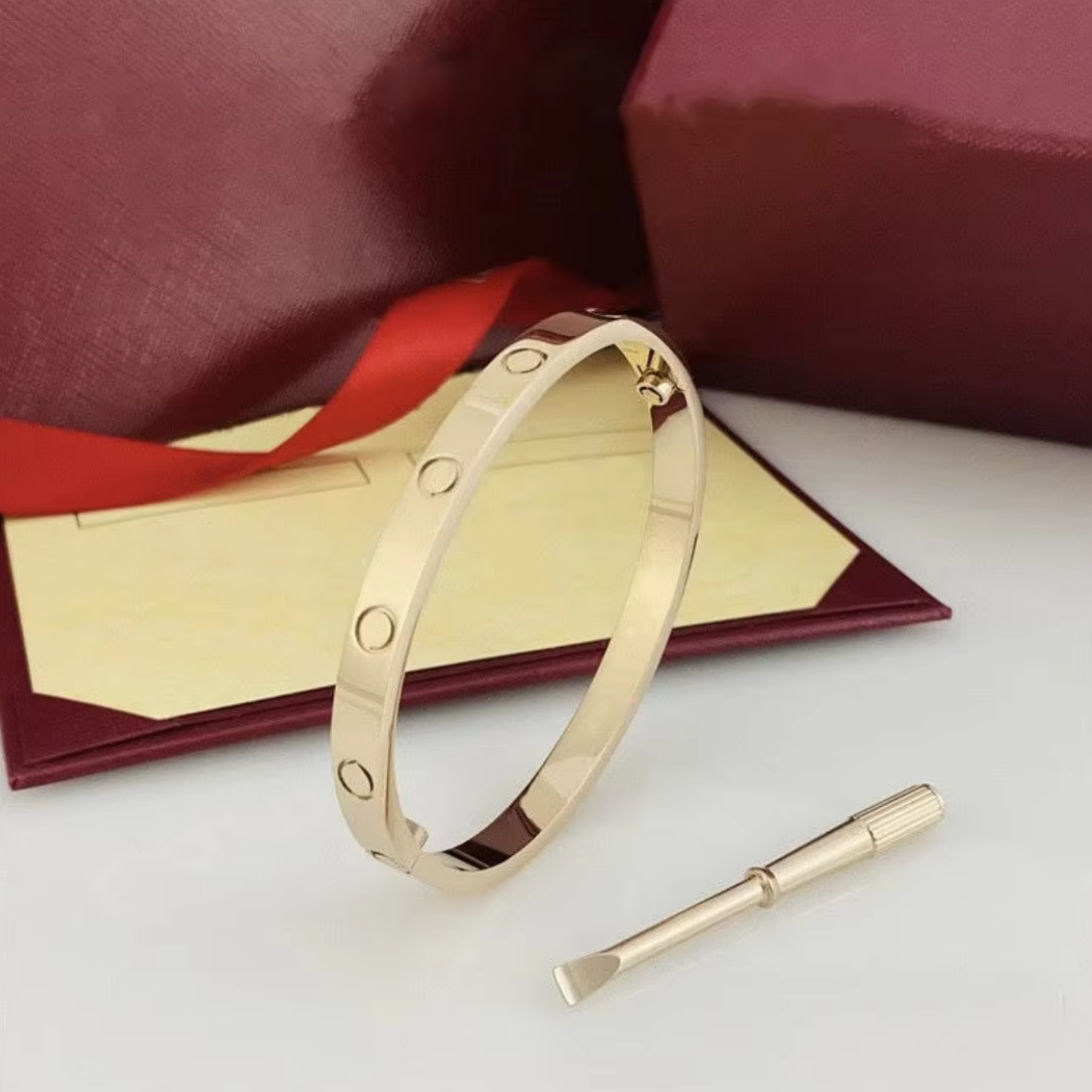 سوار الحب الأيقوني: قطعة فنية تُغلق بمفتاح، تُعبّر عن الالتزام والحب الأبدي - متجر عالم آرڤا للملابس والهدايا سوار الحب الأيقوني: قطعة فنية تُغلق بمفتاح، تُعبّر عن الالتزام والحب الأبدي