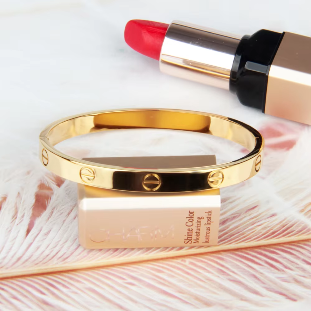 سوار الحب الأنيق المطلي بماء الذهب - لمسة من الفخامة التي تدوم - متجر عالم آرڤا للملابس والهدايا سوار الحب الأنيق المطلي بماء الذهب - لمسة من الفخامة التي تدوم