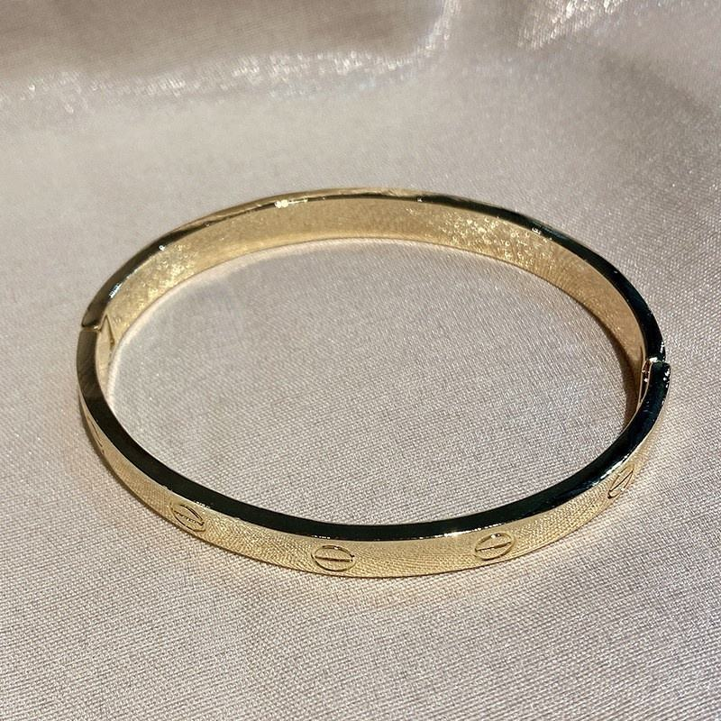 سوار الحب الأنيق المطلي بماء الذهب - لمسة من الفخامة التي تدوم - متجر عالم آرڤا للملابس والهدايا سوار الحب الأنيق المطلي بماء الذهب - لمسة من الفخامة التي تدوم